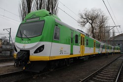 Koleje Mazowieckie: na tory wjechały pierwsze zmodernizowane EZT EN57AKM