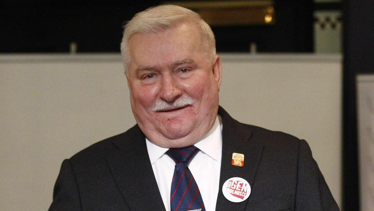 Zdaniem byłego prezydenta Lecha Wałęsy niebawem Polsce grozi rewolucja. Wszystko przez to, że dzisiaj wielkie korporacje i "kapitaliści" nie szanują zwykłego człowieka. - Dzisiaj maszyna jest ważniejsza od człowieka. Kapitaliści są po to, żeby dawać zatrudnienie. Jak nie potrafią znaleźć pracy, to niech piramidy budują - mówił Wałęsa w "Faktach po Faktach" w TVN 24.