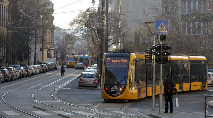 A 17-es villamos ütközött egy autóval/Fotó:MTI-Máthé Zoltán