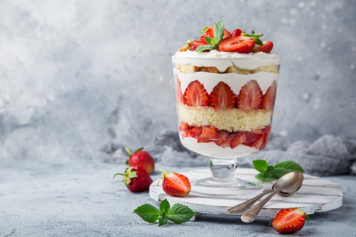 Strawberry trifle – angielski deser z truskawkami.