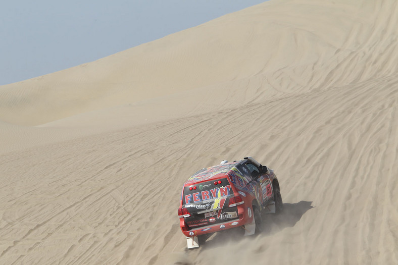 Dakar 2013: Hołowczyc zawiedziony, Sainz utknął na wydmach (2. etap, wyniki, galeria)