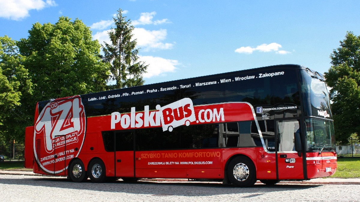 W czerwcu minął rok odkąd pierwsze autobusy firmy PolskiBus wyjechały na nasze drogi. Do tej pory na polskim rynku nie funkcjonowała prywatna firma przewozowa, która oferowałaby tak bogatą siatkę połączeń krajowych po tak okazyjnych cenach. Korzystających z usług przewoźnika jest coraz więcej. Po roku działalności PolskiBus może pochwalić się okrągłym milionem zadowolonych pasażerów.