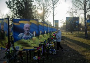 Žena odaje počast poginulim ukrajinskim vojnicima u Zavaliji, u centralnoj Ukrajini | Foto: Reuters