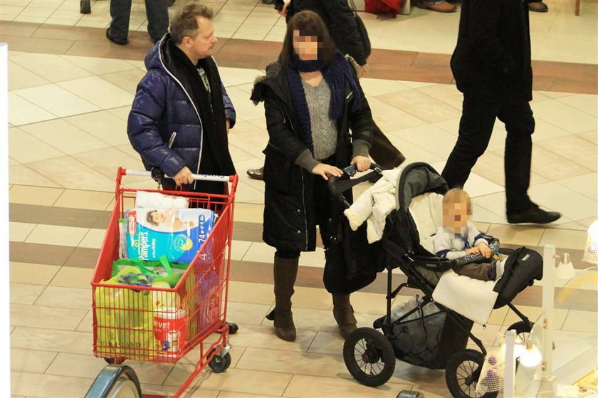 Aktor z dystansem! Pozdrawia paparazzich i uśmiecha się! FOTY