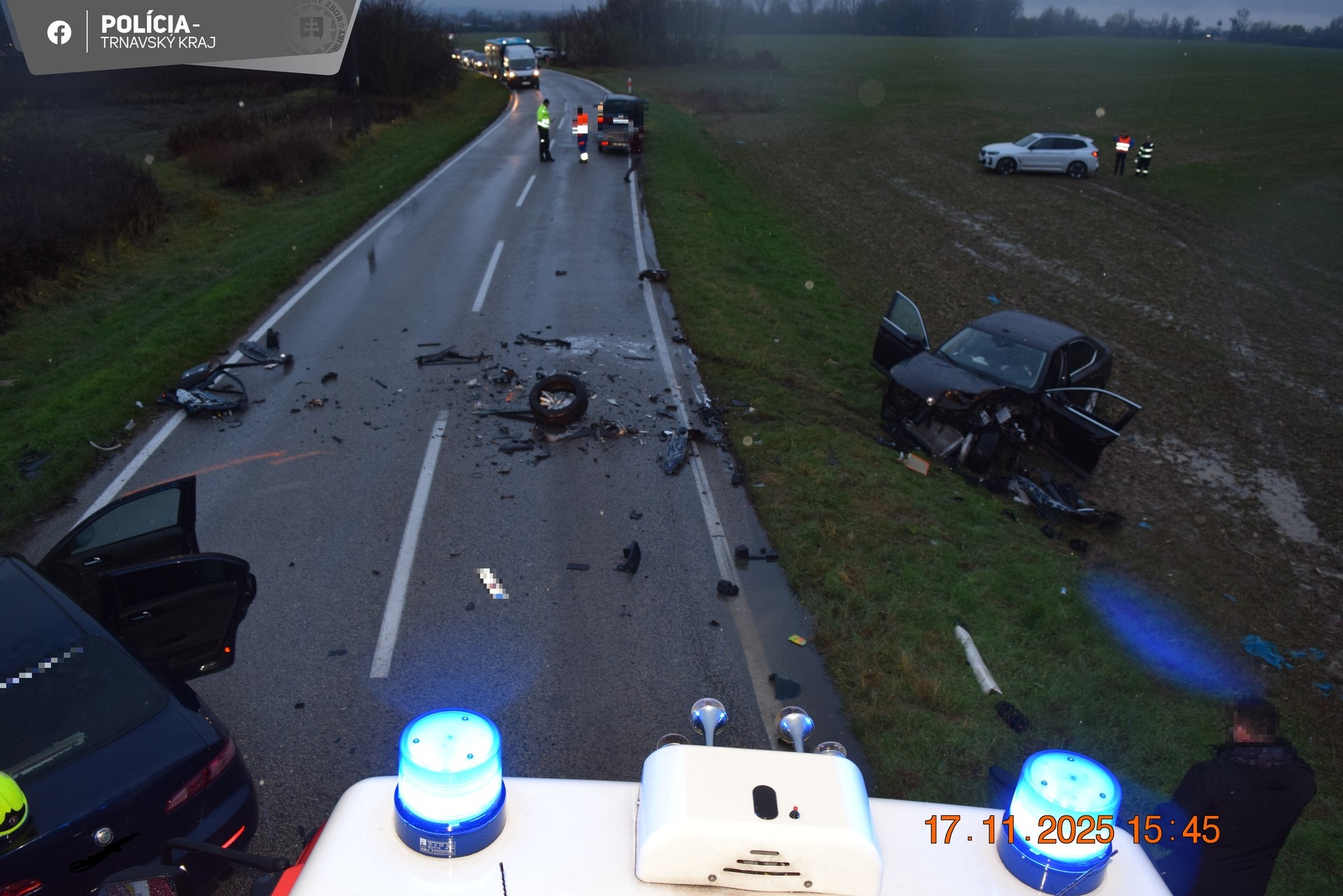 Po nehode pri Banke skončili v nemocnici traja ľudia.