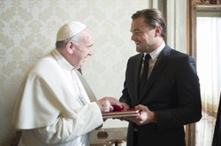 Leonardo DiCaprio w Watykanie. Wręczył papieżowi Franciszkowi czek [ZDJĘCIA]