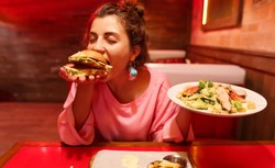 Emocje a głód. Dlaczego się objadamy?