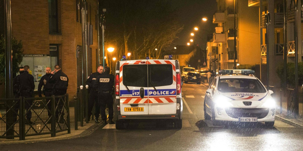 Policja podczas akcji w Argenteuil pod Paryżem