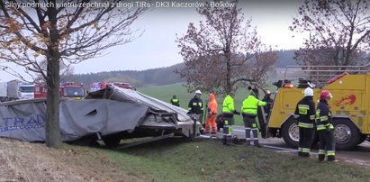 Silny wiatr przewrócił tira do rowu!