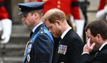 Pogrzeb królowej Elżbiety II. Ekspert od mowy ciała zauważył nieprzyjemną interakcję pomiędzy braćmi. Po tym, co zrobił William, Harry szybko spuścił głowę