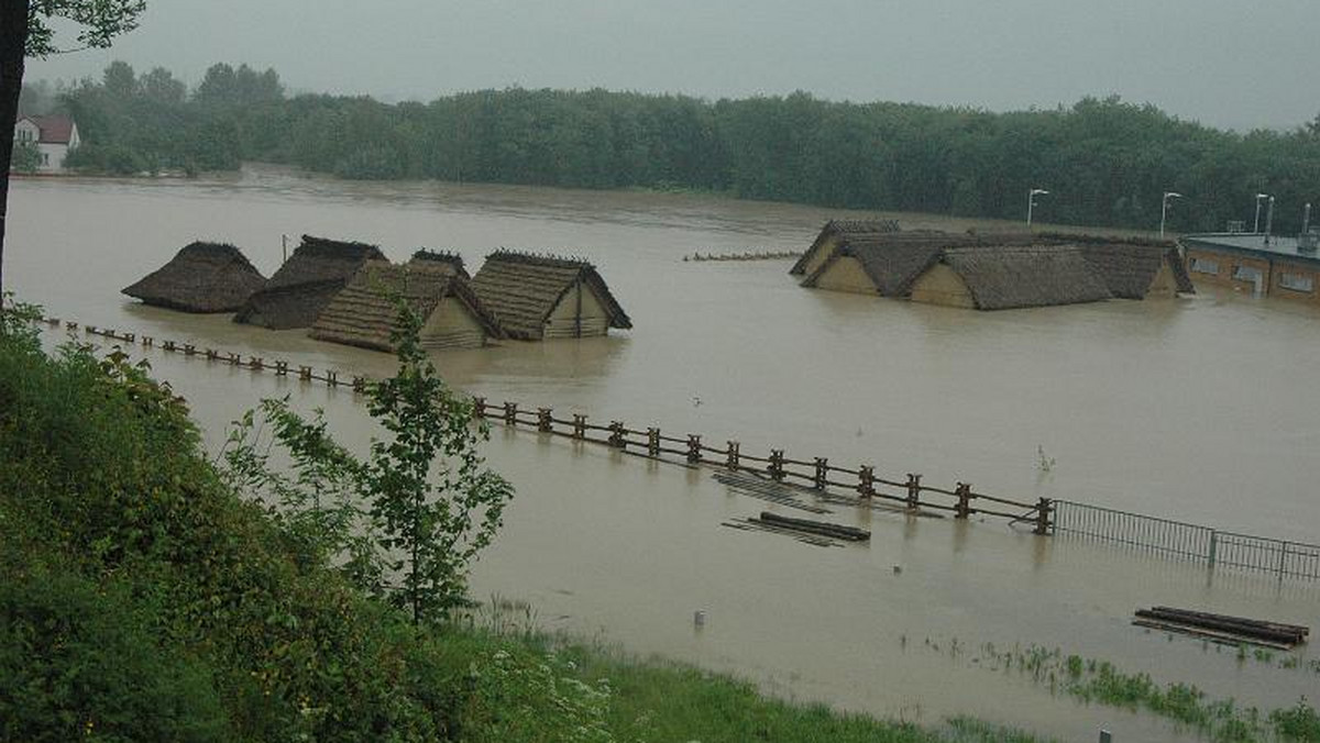 Niemal 5,5 mln zł potrzeba na odbudowę po powodzi Skansenu Archeologicznego "Karpacka Troja" w Trzcinicy koło Jasła - informuje "Dziennik Polski".