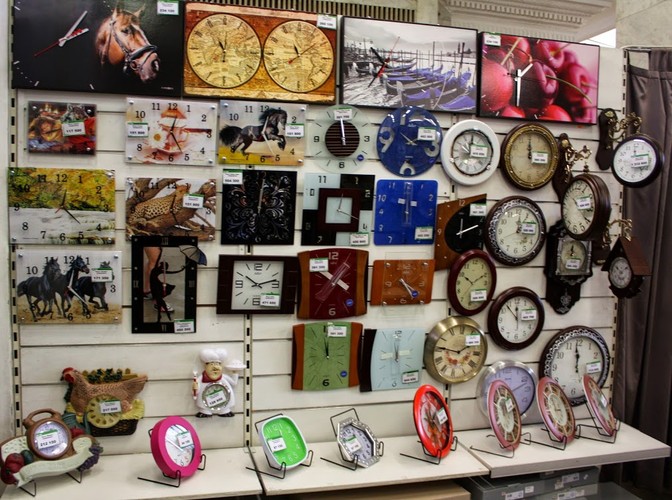 Stoisko z zegarami...