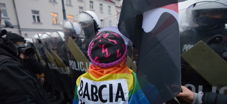 "Babcia Kasia" z wyrokiem, wściekła reakcja Ziobry. "Patrzcie! Można bić policjanta"