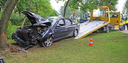 Koszmarny wypadek w Łodzi Latające audi na Teofilowie. Kierowca przefrunął przez rondo i wylądował na drzewie (FILM)