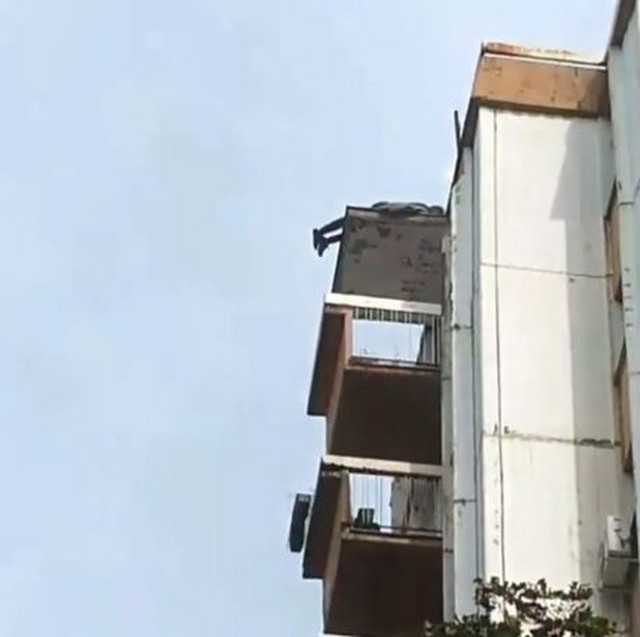 The tenants noticed that the man was lying on the canopy on top of the building on Pančićeva Street