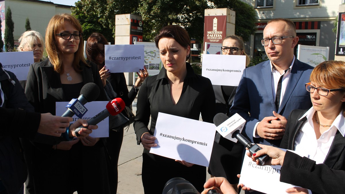 Urlopy na żądanie, wolne od pracy i uczelni, a do tego happeningi i demonstracje. Tak w Kielcach zapowiada się "Czarny poniedziałek". Mieszkanki stolicy regionu świętokrzyskiego przyłączają się do ogólnopolskiego protestu kobiet. W ten sposób chcą sprzeciwić się procedowanej właśnie ustawie zakazującej wykonanie aborcji. Akcję popierają też m.in. działacze świętokrzyskiej partii Razem i Platformy Obywatelskiej.