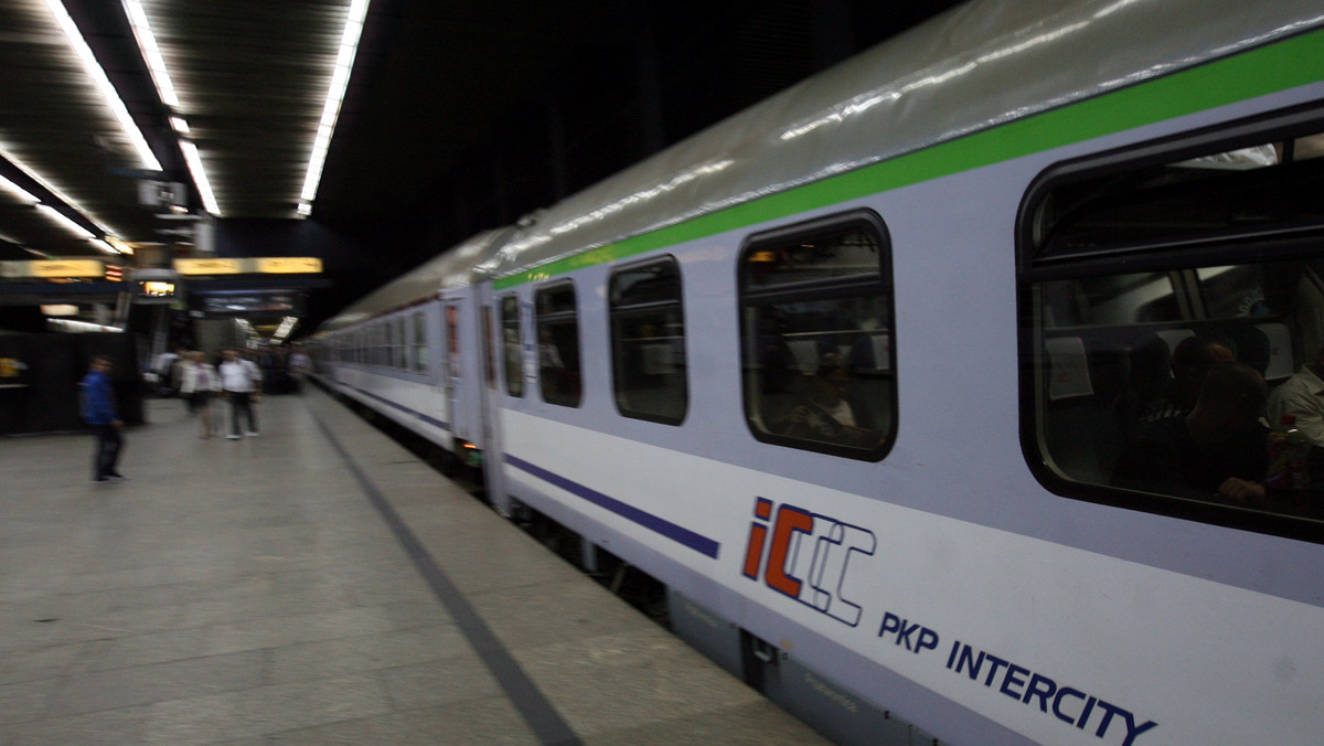 Od 1 września podróżni korzystający z pociągów Tanich Linii Kolejowych (TLK) będą mogli rezerwować miejsca - poinformowała w poniedziałek rzeczniczka PKP Intercity Małgorzata Sitkowska. Dotyczy to przejazdów pierwszą klasą.