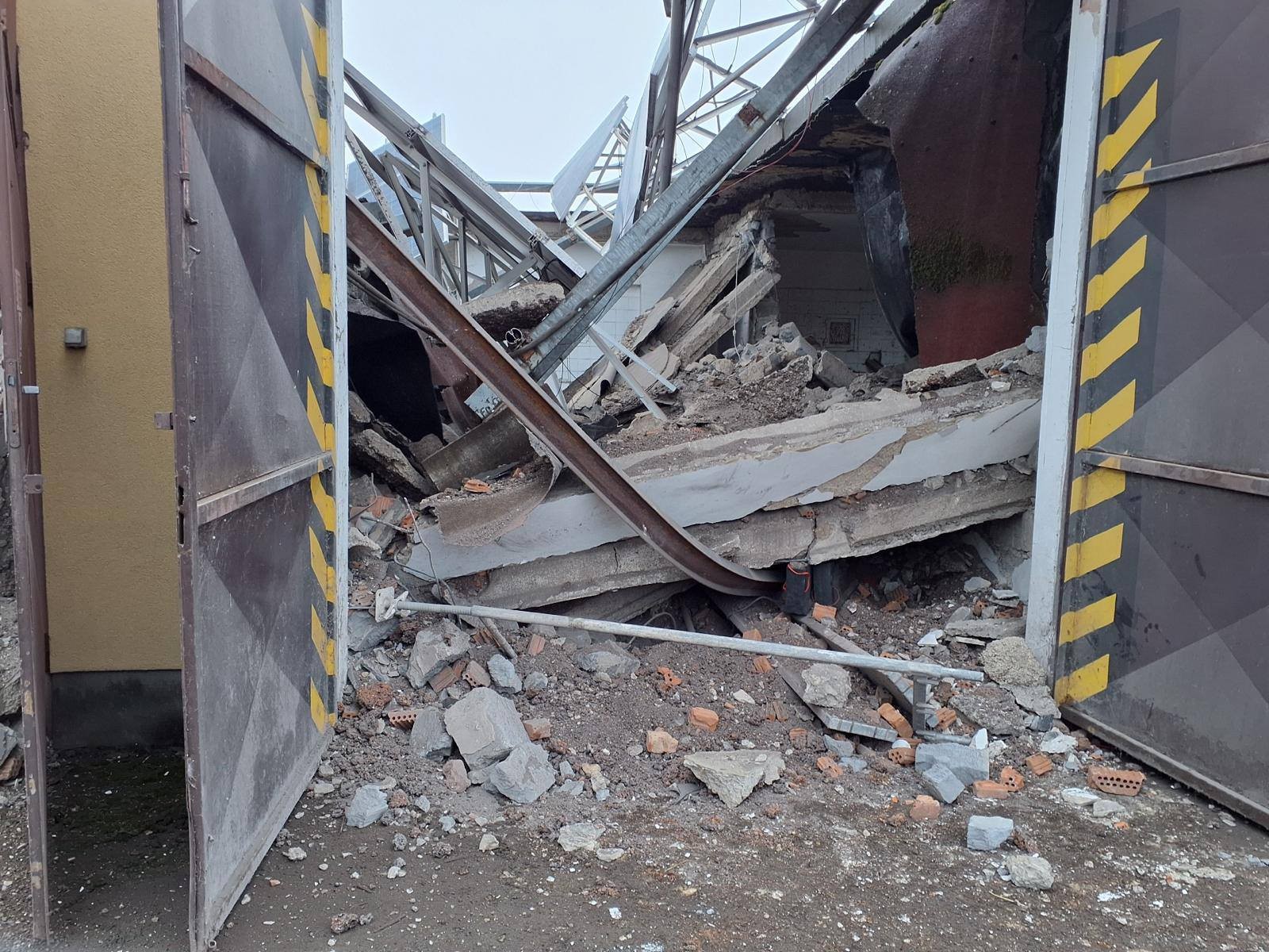 Pád strechy vo Veľkých Kapušanoch.