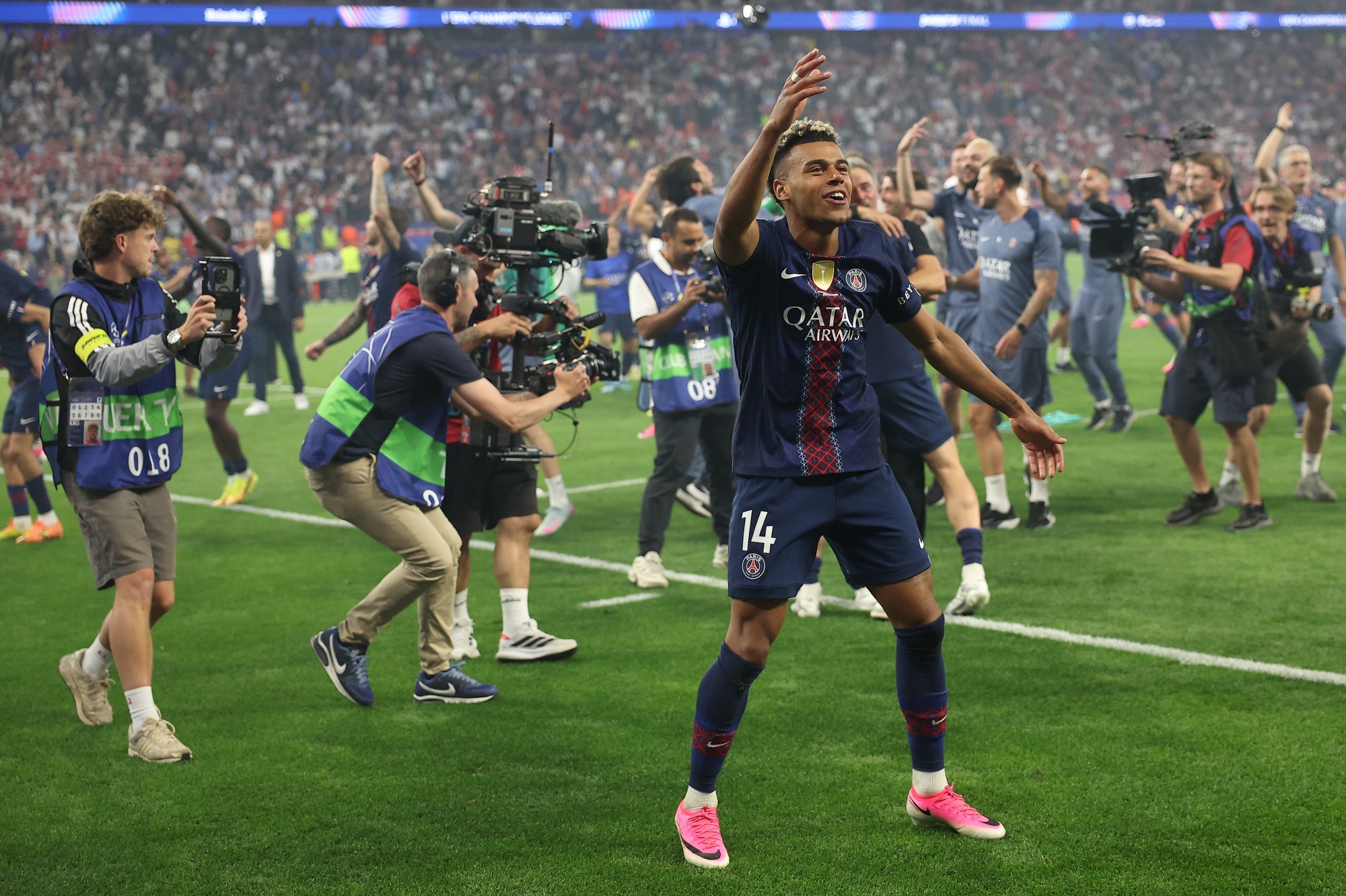 Futbalisti PSG oslavujú výhru vo finále Ligy majstrov. 