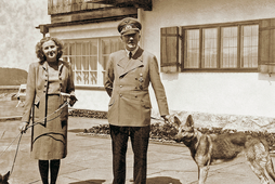 Eva Braun z terierem szkockim Katuschką i Adolf Hitler z owczarkiem Blondi. Zdjęcie z albumu Evy Braun, 1942 r.