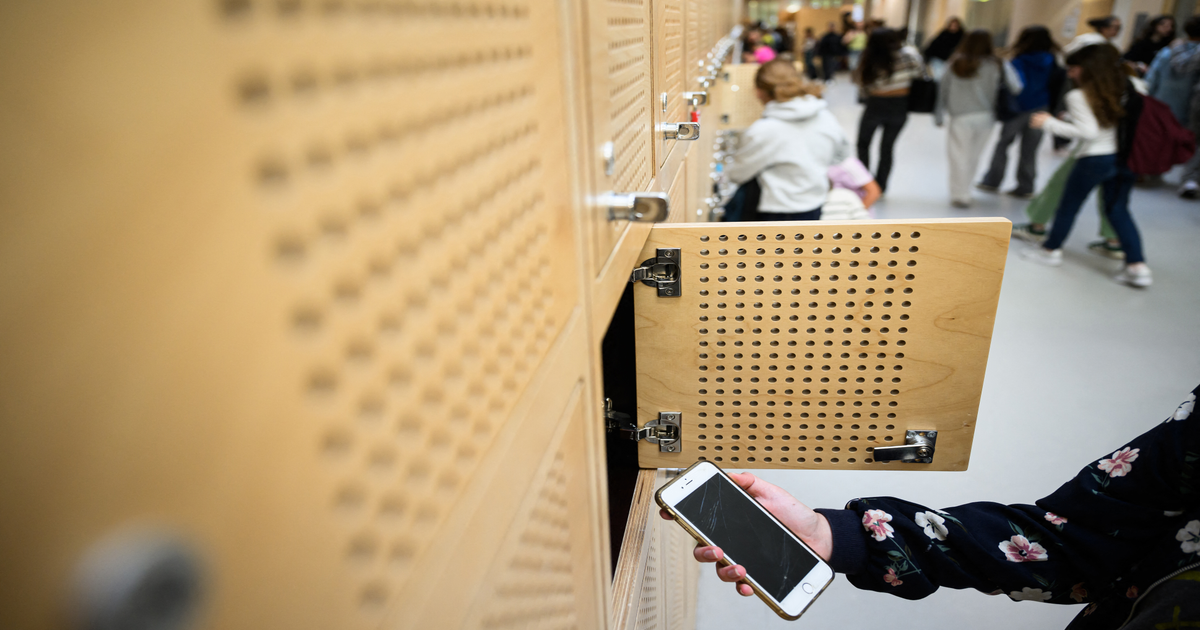 Macron veut interdire les portables au lycée malgré l'échec au collège