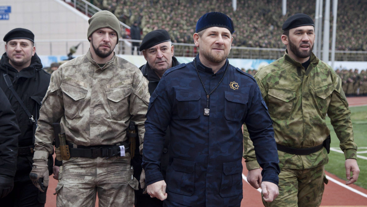 Przywódca Czeczenii Ramzan Kadyrow zaprosił prezydenta Francji Emmanuela Macrona i kanclerz Niemiec Angelę Merkel, by odwiedzili tę republikę i osobiście przekonali się, czy doniesienia o prześladowaniu homoseksualistów w tym regionie są prawdziwe.