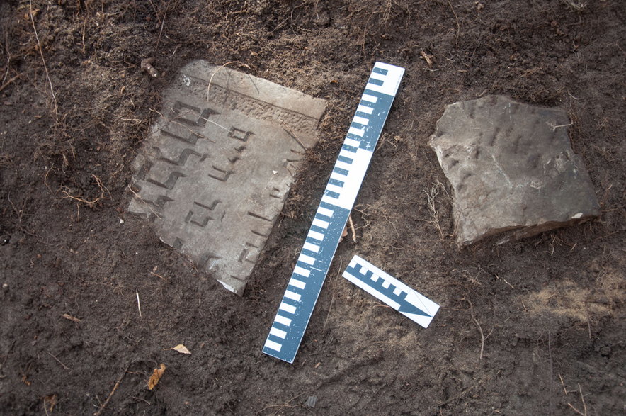 Prace archeologiczne na cmentarzu żydowskim przy ul. św. Wincentego w Warszawie. Odnaleziony fragment macewy.