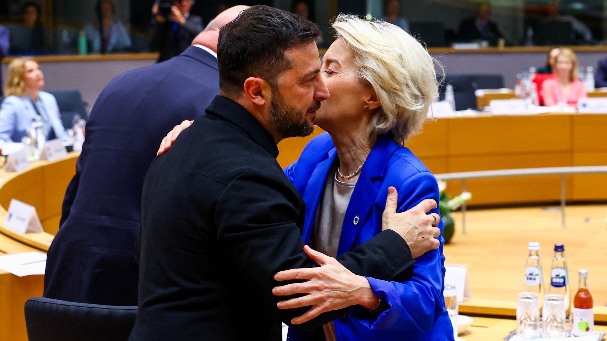 Volodymyr Zelenskyj a predsedkyňa Európskej komisie Ursula von der Leyenová na samite v Bruseli.