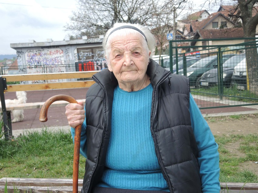 Starica na svojoj klupici u parkiću na kojoj je deci delila čokolade i sladolede