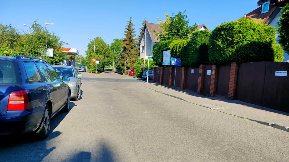 Uliczka jest wąska, samochód z Szymkiem stał kilka metrów od żłobka