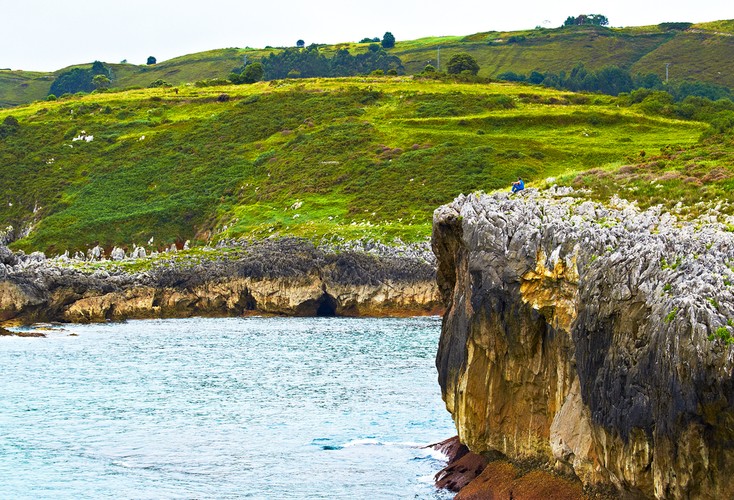 <strong>Luarca</strong>
<br></br>
Malutkie miasteczko w Asturii na północnym wybrzeżu. Od stuleci głównym zajęciem tutejszej ludności było rybołówstwo i rolnictwo. Plażowy wypoczynek w gorącym, letnim słońcu łatwo tu połączyć ze zwiedzaniem stolicy Asturii, wielkim Oviedo, które oddalone jest stąd o zaledwie 90 km. W samej Luarce warto poznać historię regionu przez pryzmat losów mieszkańców pobliskiego pałacu markiza de Ferrera. Wybitnie słoneczna pogoda - podobnie jak w innych miastach hiszpańskiego wybrzeża, gwarantowana.
<br></br>