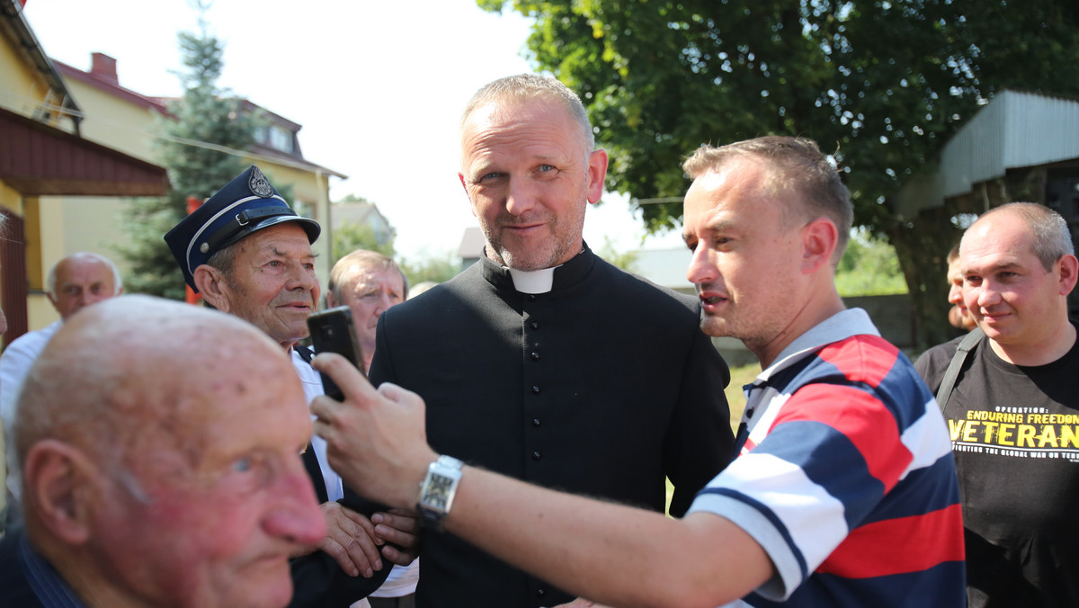 Wszystko wskazuje, że to nie koniec problemów ks. Wojciecha Lemańskiego. Duchowny został wezwany w trybie pilnym do kurii warszawsko-praskiej. Sprawa dotyczy słów księdza Lemańskiego wypowiedzianych w mediach, które rozwścieczyły abp. Henryka Hosera.