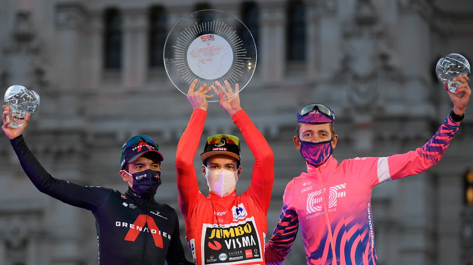 Podium zawodów: Primoz Roglic (w środku), Richard Carapaz (po lewej) i Hugh Carthy (po prawej)