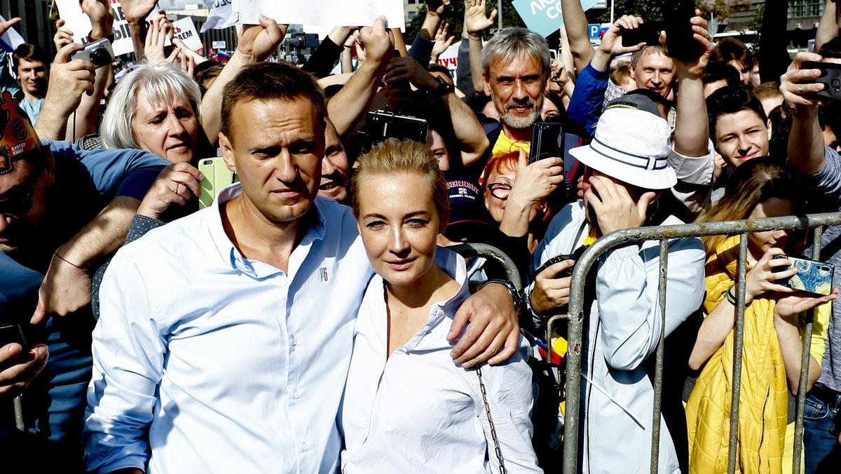 Lider rosyjskiej opozycji Aleksiej Nawalny z żoną Julią podczas wiecu poparcia dla opozycji i kandydatów niezależnych po tym, jak władze zabroniły im startu we wrześniowych wyborach do Moskiewskiej Dumy Miejskiej, Moskwa, 20 lipca 2019 r.