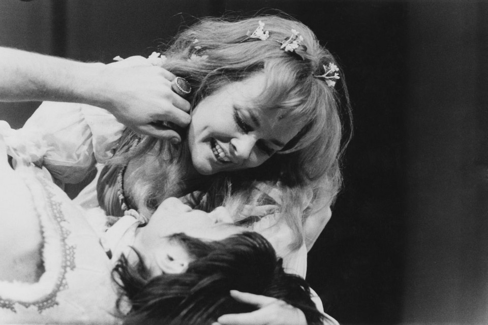 Judi Dench jako Perdita i David Bailie jako Florinzel w "Zimowej opowieści" (1970)
