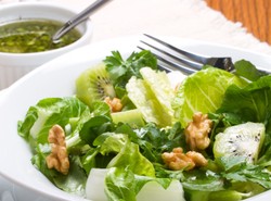 Sałatka light może i odchudza, ale nie jest zdrowa