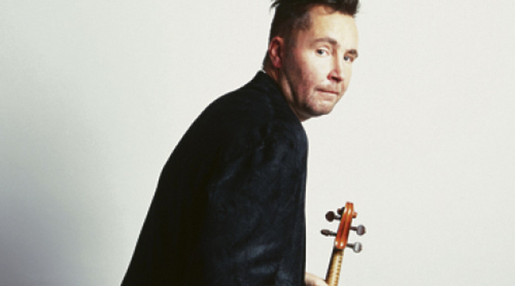 Nigel Kennedy magyar borra hajt 