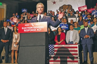 Gubernator Kalifornii Gavin Newsom podczas wystąpienia krytykującego propozycje zmiany granic okręgów wyborczych. Los Angeles, 14 sierpnia 2025 r.