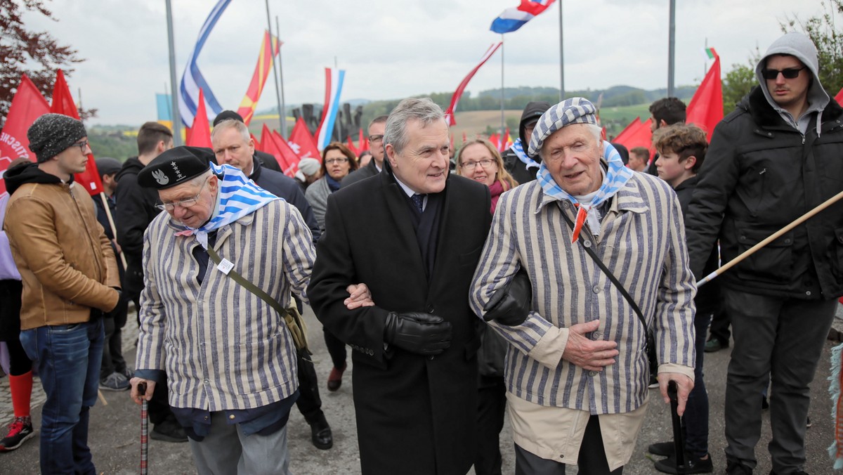 Piotr Gliński wziął dziś udział w obchodach 74. rocznicy wyzwolenia niemieckich obozów koncentracyjnych Mauthausen i Gusen. - Oczekujemy wykupienia działek byłego obozu Gusen przez rząd austriacki i zorganizowania miejsca pamięci - powiedział wicepremier.