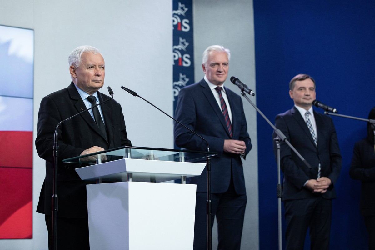 26.09.2020 Warszawa , ul. Nowogrodzka 84/86 . Od lewej: prezes Prawa i Sprawiedliwosci Jaroslaw Kaczynski , prezes Porozumienia Jaroslaw Gowin i prezes Solidarnej Polski Zbigniew Ziobro podczas wspolnego oswiadczenia ws. umowy koalicyjnej liderow Zjednoczonej Prawicy . Fot. Dawid Zuchowicz / Agencja Wyborcza.pl *** Local Caption *** .