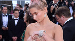 Hailey Baldwin w prześwitującej kreacji w Cannes