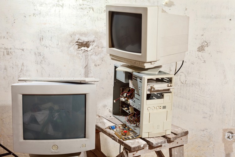 <b>IBM PC (1981)</b>
<br><br>
Komputery osobiste pojawiały się na rynku już w latach 60. Jednak żaden z nich nie zdobył takiej popularności, jak IBM PC. Pierwszy 
