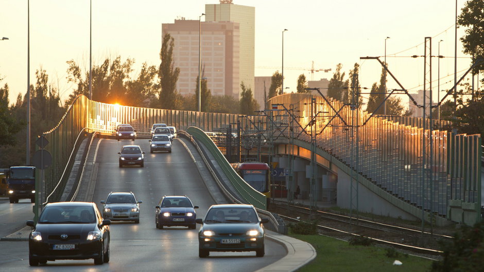 Samochody na ulicy Stefana Starzyńskiego