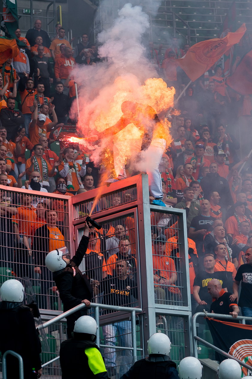 Rewolucja na polskich stadionach. Będą miejsca stojące i ogromne kary za race