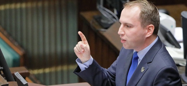 "SE" przyłapał wiceministra Andruszkiewcza. Rządową limuzyną na dworzec z narzeczoną