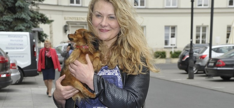 Dużo jej... 50-letnia Katarzyna Piekarska zrobiła sobie krzywdę, zakładając sukienkę w stylu gypsy. FOTO