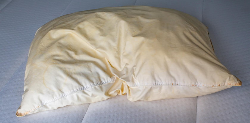 Pożółkła poduszka może szkodzić zdrowiu. Ekspertka mówi, kiedy musisz ją wyrzucić