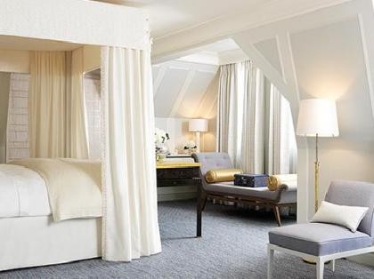 Apartament w Connaught Hotel
<br><br>
Londyn, Wielka Brytania
<br><br>
Średnia cena za noc: 23,5 tys. dolarów
<br><br>
Powierzchnia: 285 metrów kwadratowych
<br><br>
Apartament został zaprojektowany przez Davida Collinsa, który zmarł tragicznie niedługo po ukończeniu tego projektu. W wyposażonym w dwie sypialnie wnętrzu można poczuć się jak w prywatnym mieszkaniu kolekcjonera sztuki. W przedsionku można podziwiać zamówione specjalnie na potrzeby tego wnętrza dzieła sztuki oraz meble, starannie dobrane bibeloty i rzadkie wydania książek. Gość apartamentu może zawsze wezwać przypisanego specjalnie do tego pokoju służącego, który pomoże zorganizować np. przyjęcie z menu przygotowanym przez Hélène Darroze, szefową kuchni wyróżnioną przez przewodnik Michelin.