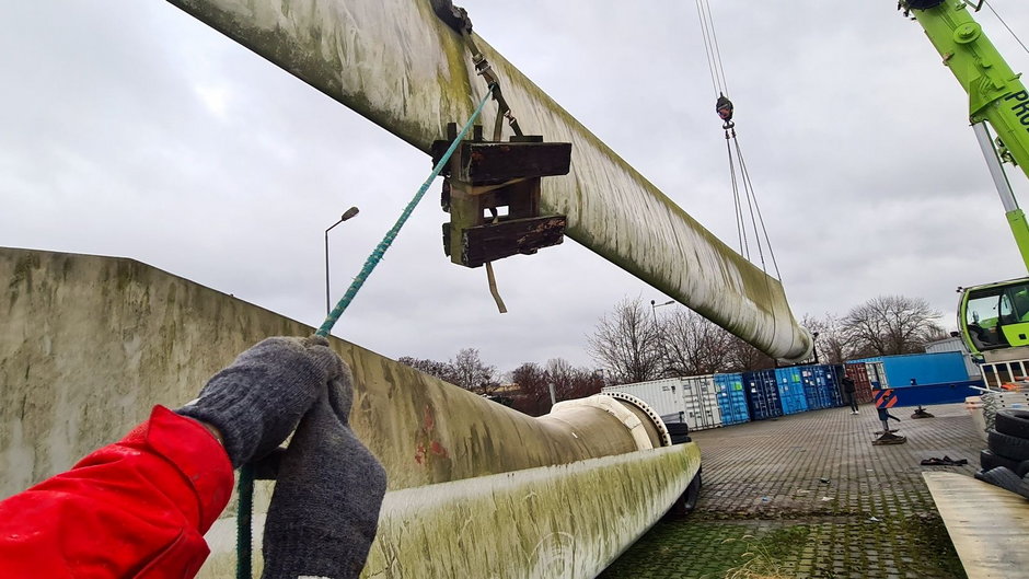 Podnoszenie do badań łopaty turbiny wiatrowej