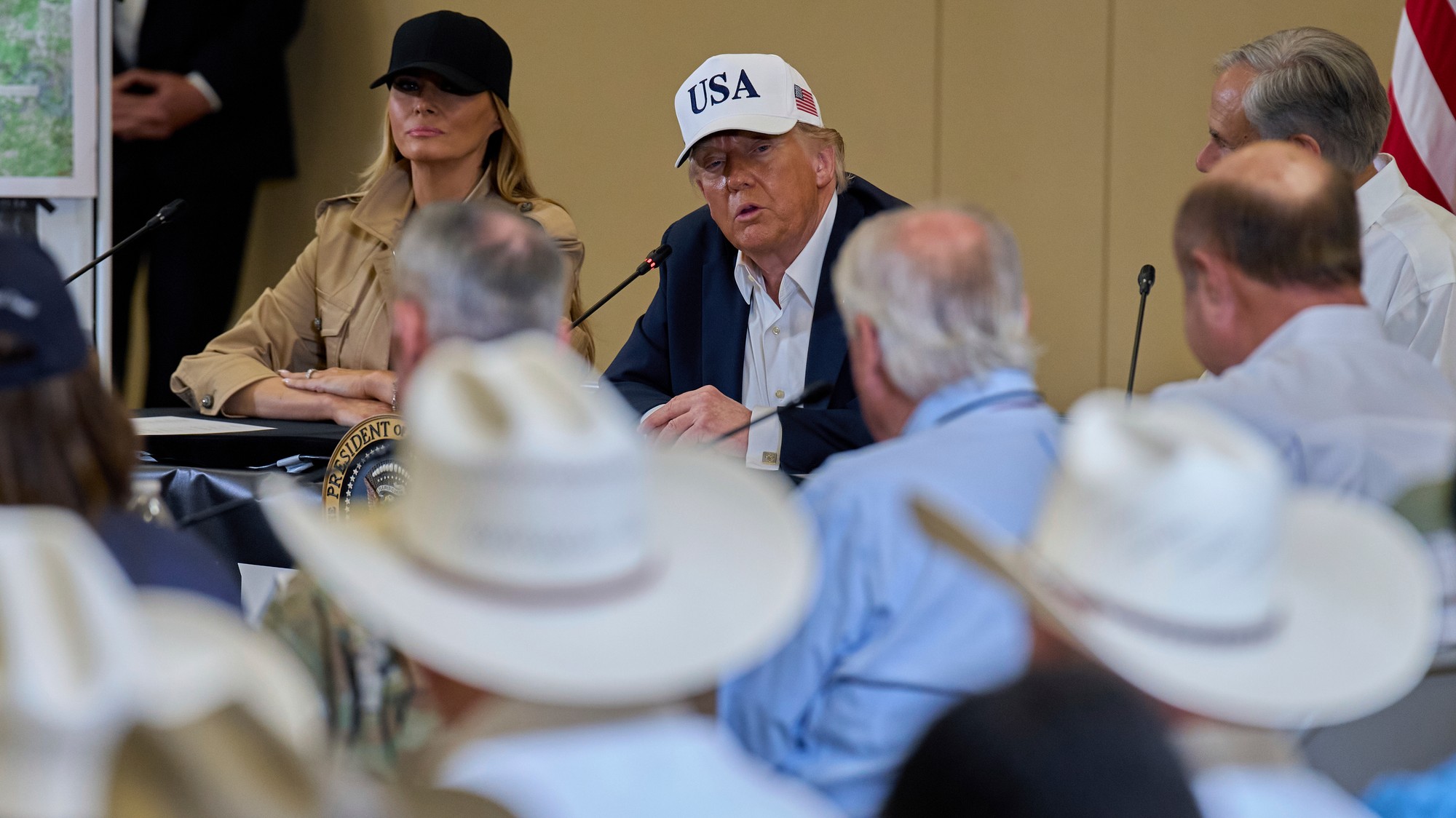 Prezident Donald Trump vedľa prvej dámy Melanie Trumpovej a texaského guvernéra Grega Abbotta.